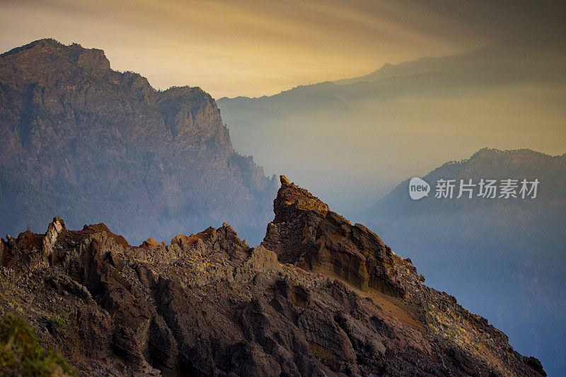 从拉帕尔马火山喷发，康伯雷Vieja喷气孔，从Roque de los Muchachos观看。天空中的灰烬